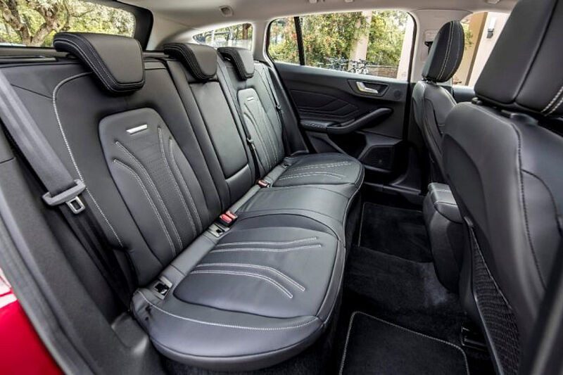 Schulkinder wachsen bis zu sechs Zentimeter pro Jahr - neuer Ford Focus bietet im Fond mehr Platz als je zuvor