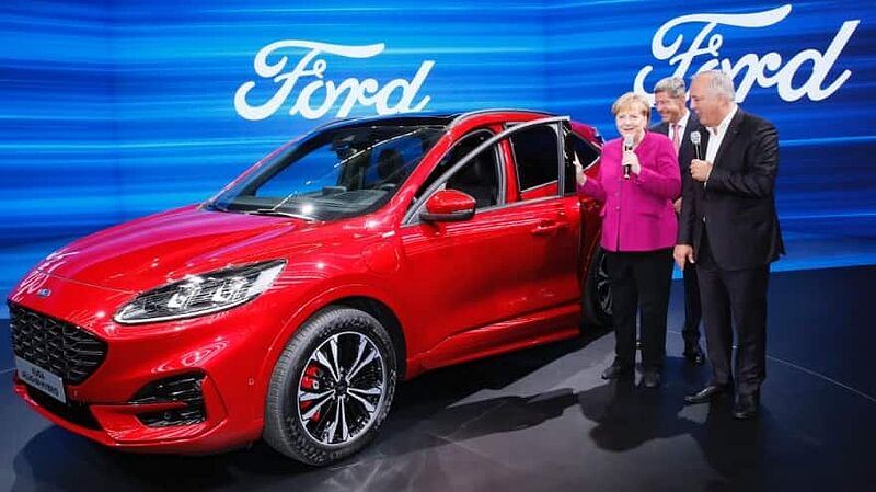 Ford-Werke-Chef Gunnar Herrmann hat Bundeskanzlerin Angela Merkel anlässlich der Eröffnung der Internationalen Automobilausstellung (IAA) auf dem Ford-Stand begrüßt u