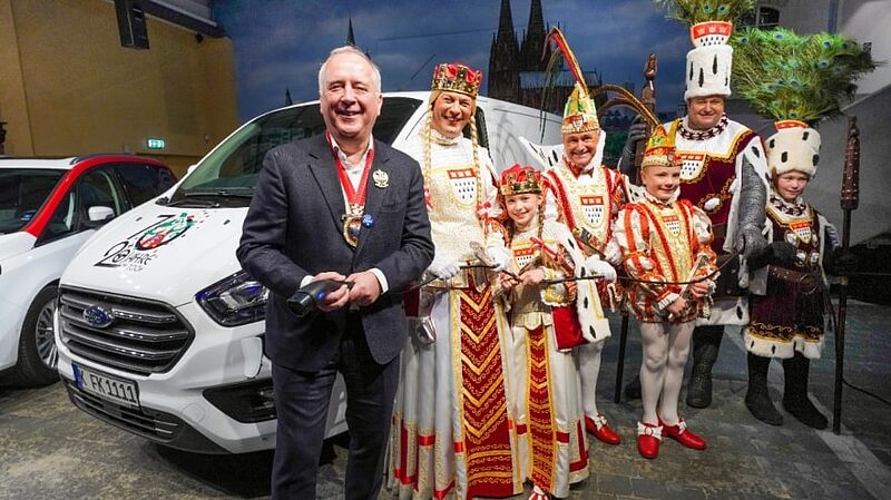 Tradition und Innovation: Ford elektrifiziert im 70. Rosenmontagszug die gesamte Bagagewagen-Flotte