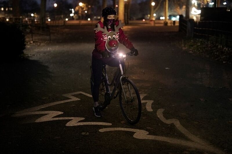 Mit dem „Safe Distance“-Weihnachtspullover führt Ford sicher und witzig durch die Festtage