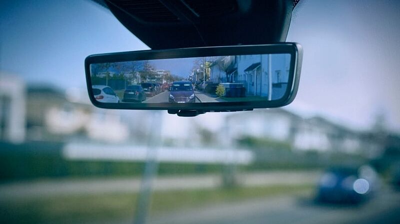 Smarter Rückspiegel für Ford-Nutzfahrzeuge verbessert Sicht auf rückwärtigen Straßenverkehr